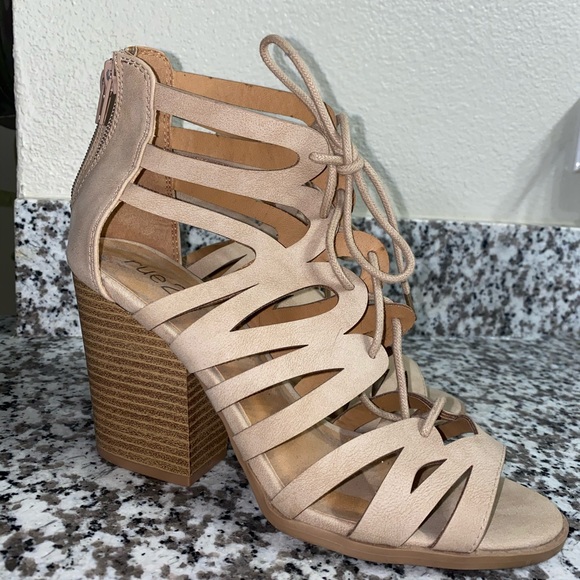 Tan heels. - Picture 3 of 3